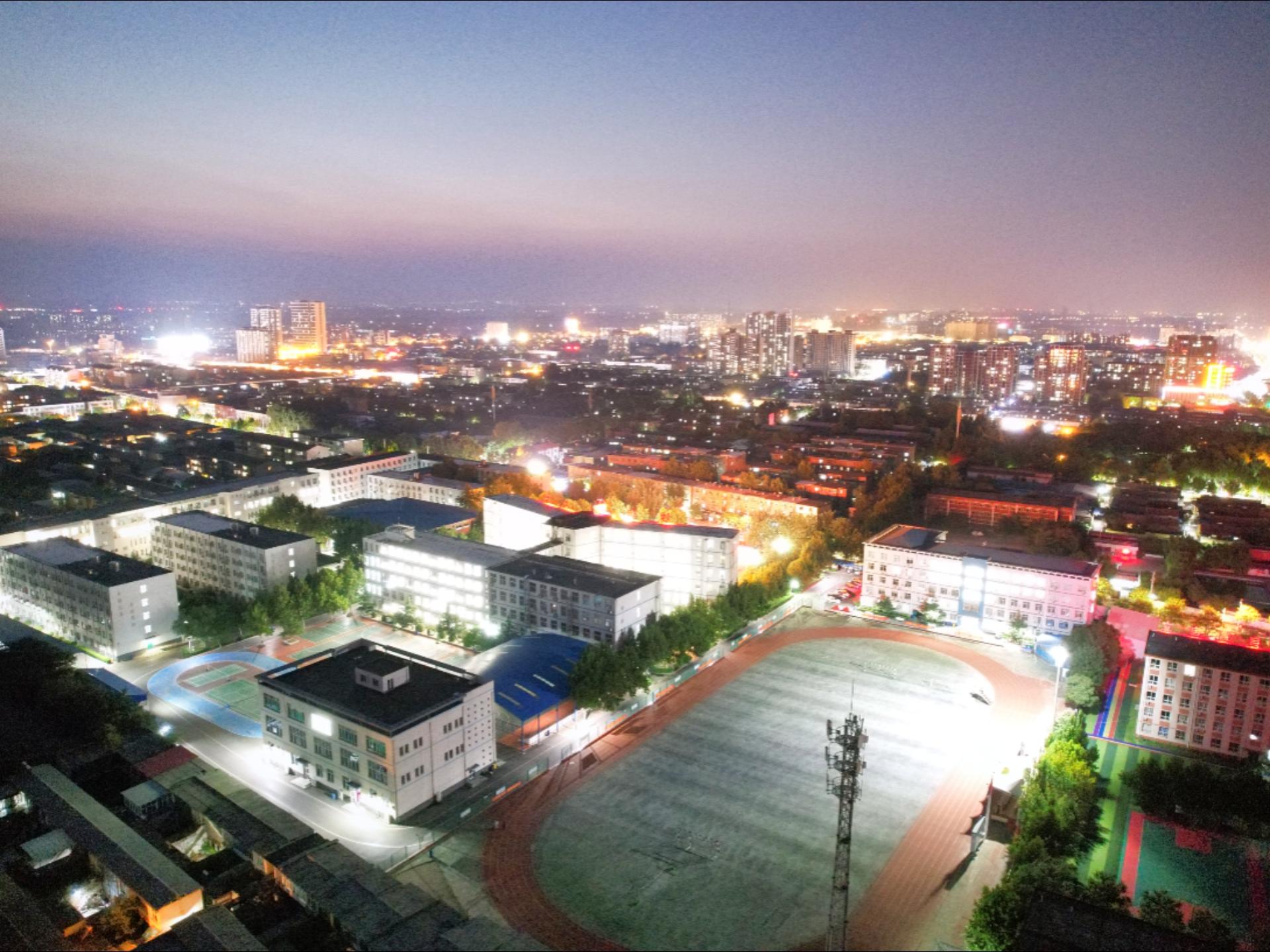 晨昏线上的沙河二中校园