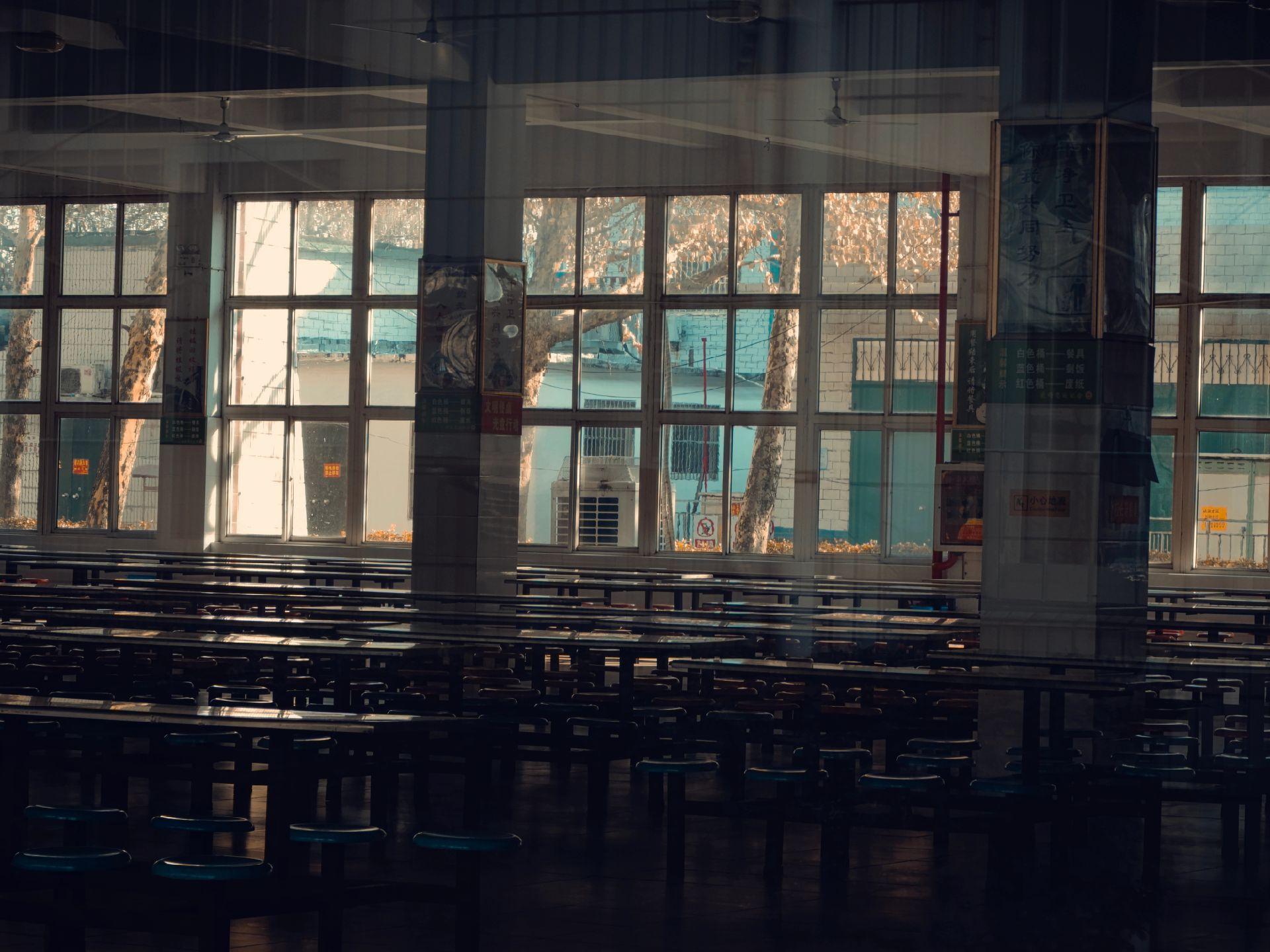 明亮的学校餐厅